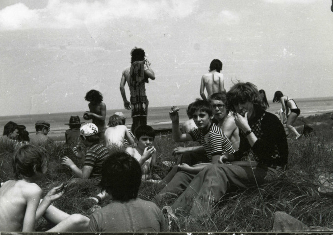 Pique-nique dans les dunes au bord de la mer (juillet 1975), Martine Adéjès