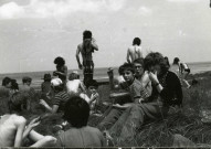Pique-nique dans les dunes au bord de la mer (juillet 1975), Martine Adéjès