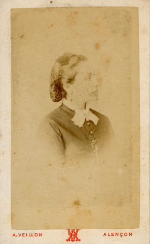 Portrait d'une femme vue de profil, studio, photographie noir et blanc, tirage albuminé, Alphonse Veillon, [1873-1878], acquisition 2022 .