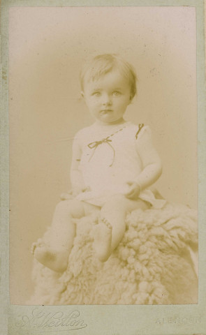 Bébé assis sur une fourrure, studio, photographie noir et blanc, tirage albuminé, Alphonse Veillon, [1878-1905], acquisition 2022 .