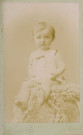 Bébé assis sur une fourrure, studio, photographie noir et blanc, tirage albuminé, Alphonse Veillon, [1878-1905], acquisition 2022 .