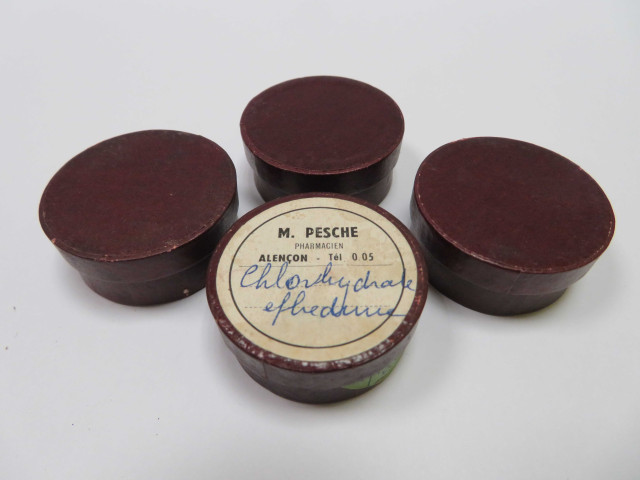 Boîtes pharmaceutiques circulaires de Madeleine Pesche (couleur : marron) avec étiquette blanche (diam : 3.7cm, haut : 1.7cm) (1950-1980).