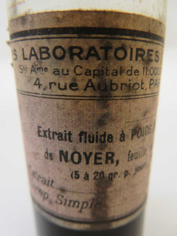 Série de 3 flacons de sirop en verre blanc ou ambré, bouchons en liège ou métallique, anciennes étiquettes (Fin XIXe siècle, XXe siècle).