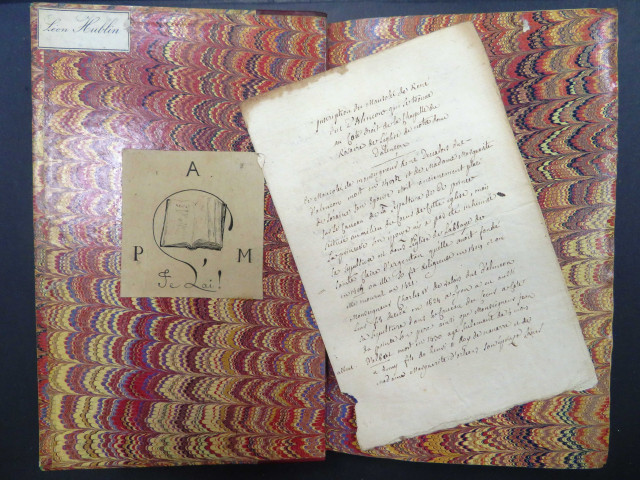 Odolant Desnos, Mémoires historiques sur la ville d'Alençon et ses seigneurs ; précédés d'une dissertation sur les peuples qui ont habité anciennement le duché d'Alençon et le Comté du Perche et sur l'état ancien de ces pays, Alençon, JZ Malassis le Jeune, 1787, 2 vols-in8 (de Ixiv-493pp et 628pp-23pp (tables)-6pp (errata)-6pp (additions de l'auteur)-(2)pp illustrés de quelques bandeaux et vignettes, d'un plan hors-texte, de 6 planches hors texte dont 4 planches dépliantes. Edition originale, (exemplaire d'Auguste Poulet-Malassis avec ex-Libris). Ex-Libris (A.P.M. "Je l'ai") d'Auguste Poulet-Malassis. Tome 1.