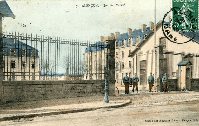 Alençon (Orne), la caserne Valazé, carte postale ancienne colorisée n°7, Maison des Magasins Réunis, Alençon éditeur, (Date d'utilisation : 16 novembre 1908), (14x9),AMA.