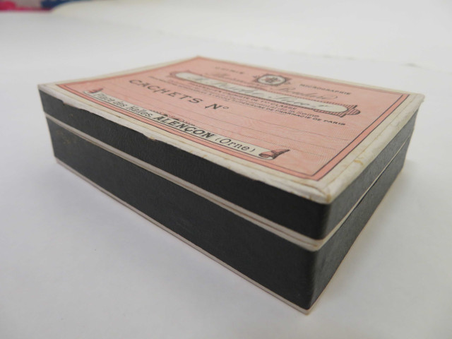 Boites à cachets rectangulaires de Raoul Pesche (couleur : blanc noir rouge) avec étiquette (10cm x 7.5cm x 2.7cm) (1902-1940).