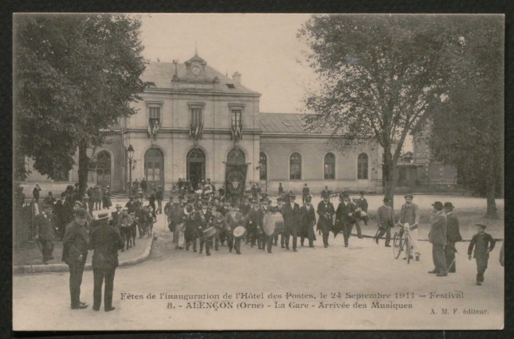 Alençon (Orne), Fêtes de l'inauguration de l'Hôtel des Postes, La Gare, arrivée des Musiques, festival le 24 septembre 1911, carte postale ancienne noir et blanc n°8, A.M.F éditeur, (date cliché :24 septembre 1911), (14x9), AMA.
