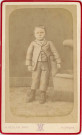Petit garçon posant debout, studio, photographie noir et blanc, tirage albuminé, Alphonse Veillon, [1878-1905], acquisition 2022 .