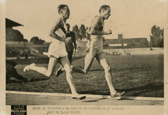 stade de Colombes, course à pied 3000 mètres, un passage de Pujazon (Racing club de France) et de Rochard, photographie noir et blanc, photo Paris soir, [1940-1950], (20.5cm x 14cm), collection particulière Negele Danielle, 2023, AMA.