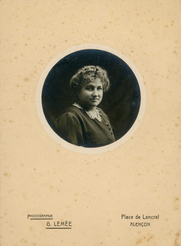 Portrait de femme médaillon (1919), photographie noir et blanc, G.Lemée Place de Lancrel Alençon, (cm x cm), acquisition 2025, AMA
