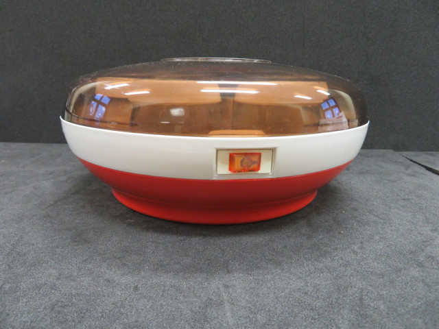 Yaourtière type 508, de forme ronde, orange et blanche avec un couvercle en plastique transparent brun fumé. Elle est accompagnée de 5 pots ronds en verre à couvercle en plastique blanc (1970) (métal, plastique, verre),Alençon Moulinex, Poids 1,4 kg, 9 pièces, don de l'association Moulinex Jean Mantelet.