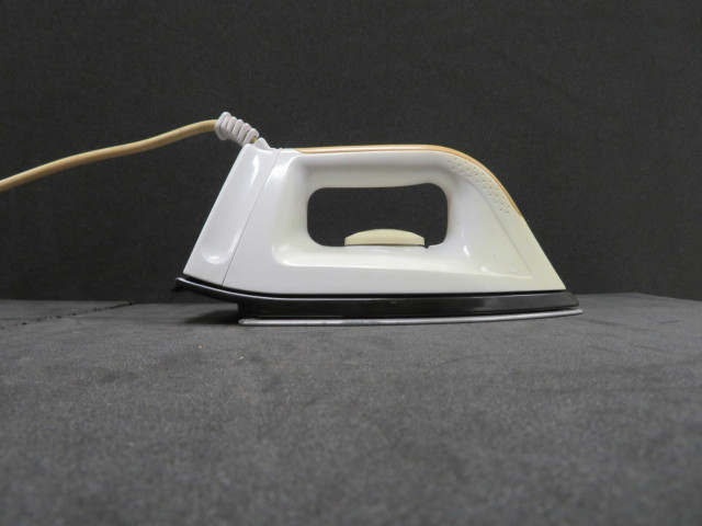 Fer à repasser Moulinex, type B06, Blanc-beige, (plastique, aluminium), Alençon Moulinex, don de l'association Moulinex Jean Mantelet.