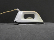 Fer à repasser Moulinex, type B06, Blanc-beige, (plastique, aluminium), Alençon Moulinex, don de l'association Moulinex Jean Mantelet.