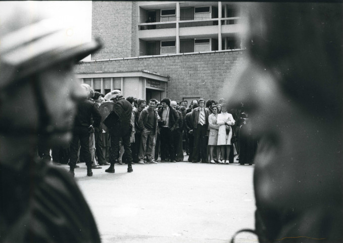 L'attente en attendant les négociations : lot de 19 photographies.