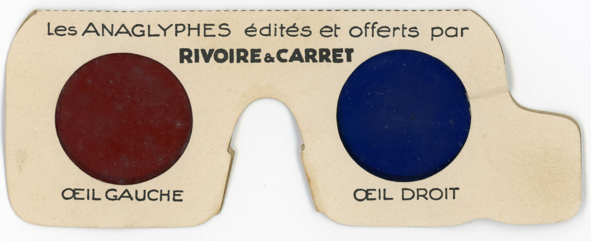 Pâtes alimentaires Rivoire et Carret, publicité : anaglyphes offerts par la marque, lunettes stéréoscopique avec filtre en gélatine couleur (rouge et cyan) pour visualiser les scènes en relief, collection particulière Nicole Renard, don 2005.