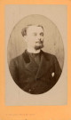 Portrait d'un homme (médaillon), studio, photographie noir et blanc, tirage albuminé, Alphonse Veillon, [1867-1873], acquisition 2022 .