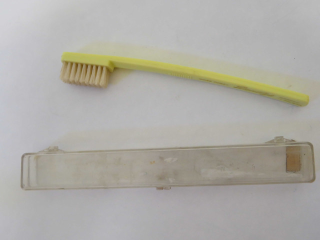 Brosse à dent soies pures Dentlys, manche Rilsan en plastique, conditionnement plastique (17 x 2 x1.7).