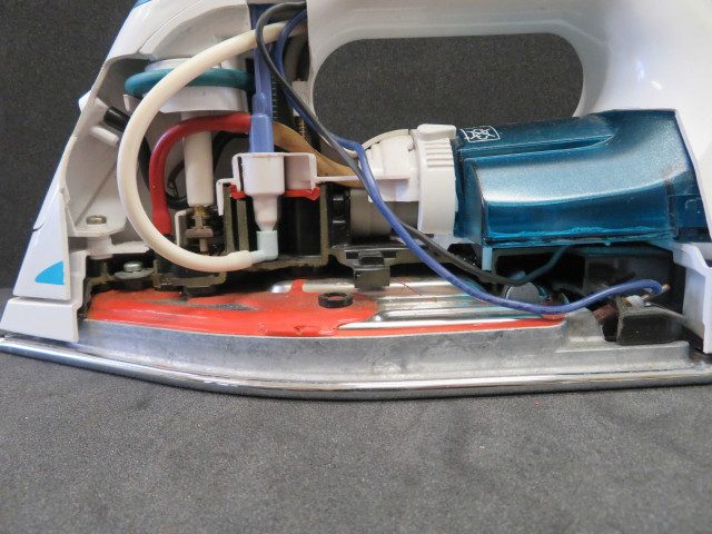 Fer à repasser ultimate 500 vertical press, prototype, Alençon Moulinex, (métal, plastique) (33x15x12), détail du système vapeur, don de l'association Moulinex Jean Mantelet.