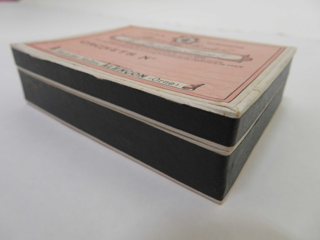 Boites à cachets rectangulaires de Raoul Pesche (couleur : blanc noir rouge) avec étiquette (10cm x 7.5cm x 2.7cm) (1902-1940).
