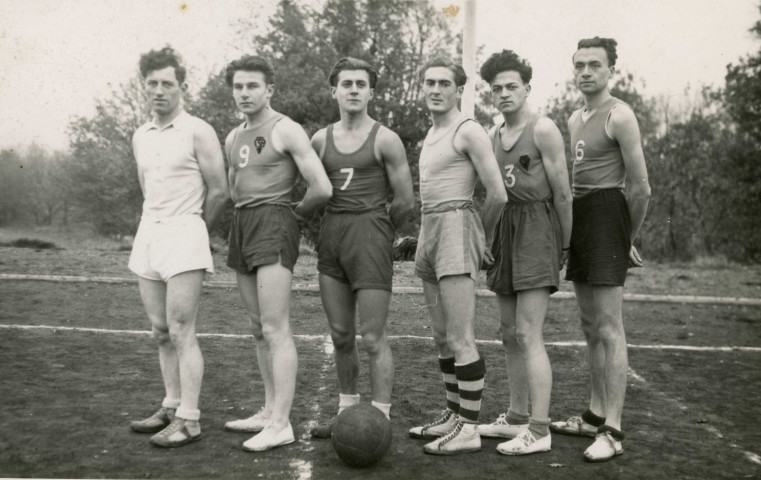 Club sportif d'Alençon (CSA), parc des sports, équipe de basket, photographie noir et blanc, DR, (13.9 cm x 8.9 cm), collection particulière Negele Danielle, 2023, AMA.