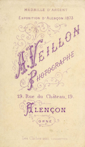 Homme posant debout, studio, photographie noir et blanc, tirage albuminé, Alphonse Veillon, [1878-1905], acquisition 2022 .