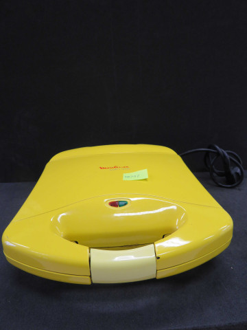 Gaufrier Moulinex Waffle time type 6050 série 1, jaune, Alençon Moulinex, (métal, plastique) (33x28.5x15), don de l'association Moulinex Jean Mantelet.