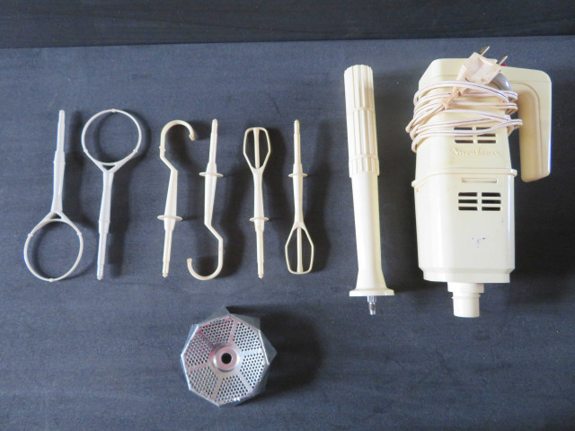 Turbomix, mixeur électrique, batteur (1965), 8 pièces, (plastique, métal), (don de l'association Moulinex Jean Mantelet), AMA