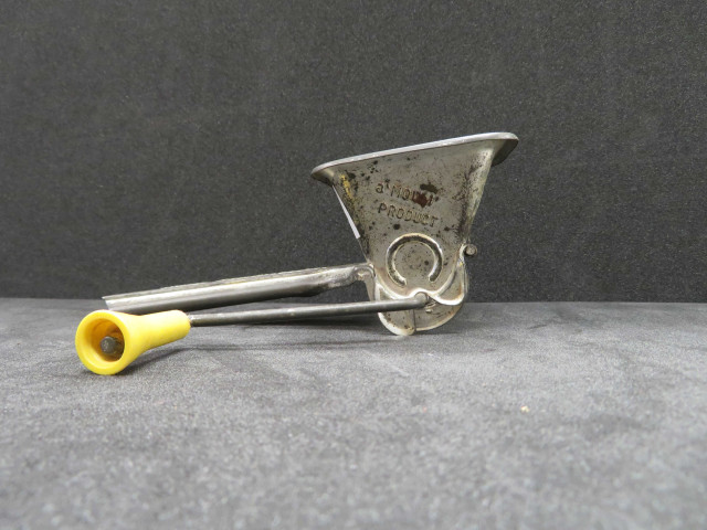 Mouli Parsmint menthe persil herbe Chopper, manche jaune (acier), Moulin-légumes,(16x12.5.5x7), 2 pièces, don de l'association Moulinex, Jean Mantelet.