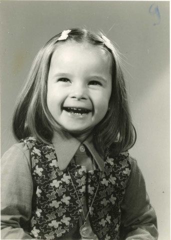 Céline GILLET, arrière-petite fille de Charles et de Juliette Féron, 1973, photographe Gallé, 9x13.5, Alençon (collection particulière Maryvonne Thoréton, AMA, 2018).
