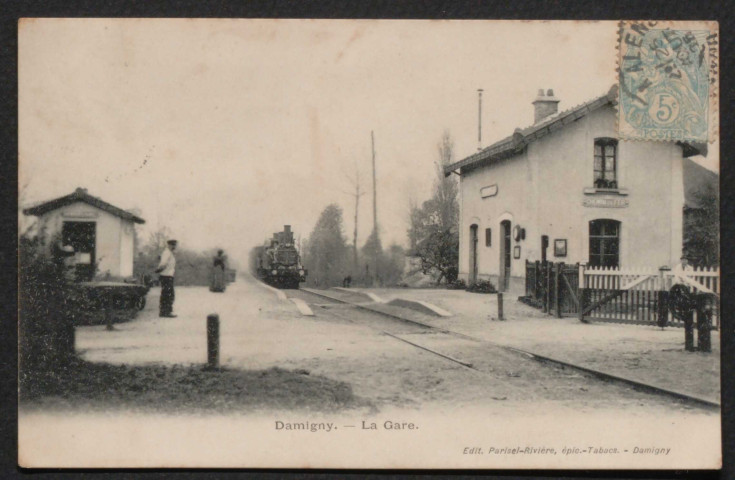 Damigny (Orne), La gare, carte postale ancienne noir et blanc, Parisel-Rivière, édit, épicerie-tabacs. Damigny, phototypie A. Breger frère, Paris, (date d'utilisation : 25 août 1905), (14x9), acquisition 2021, AMA.