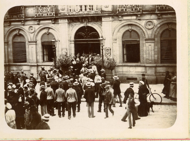 Alençon, Hôtel du Grand Cerf, rue Saint-Blaise, première réception de l'Automobile Club de France, photographie noir et blanc, tirages argentiques sur papier, (1895).