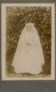 Portrait d'une communiante dans un jardin, photographie noir et blanc, tirage albuminé, Louis Auguste Martin, [1888-1898], acquisition 2022 .