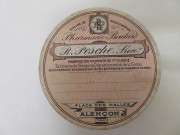 Boîtes pharmaceutiques circulaires de Raoul Pesche (couleur : blanc noir rouge) avec étiquette blanche et rose (diam : 7cm, haut : 3.2cm) (1902-1940).