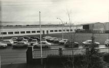 Reportage sur l'usine de Mayenne : lot de 2 photographies noir et blanc, L. Gandon (18cm x 12cm).