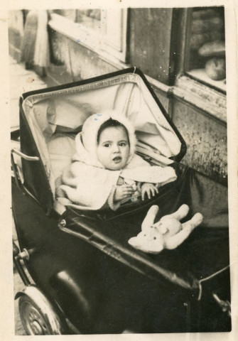 Maryvonne Thoréton dans sa poussette : photographie noir et blanc, DR, 7.8 x 10.9, février 1950 (collection particulière Maryvonne Thoréton, AMA, 2018.)