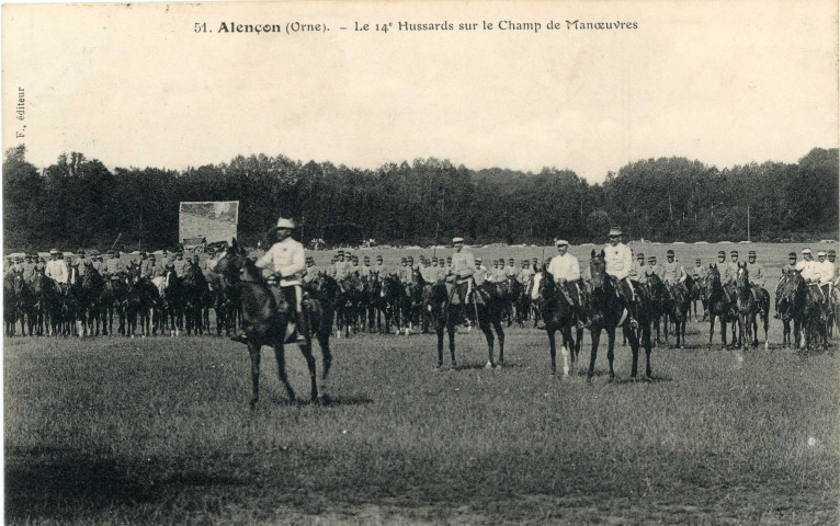 Alençon (Orne), caserne, le 14e Hussards sur le champ de manœuvres, carte postale ancienne noir et blanc n°51, A.M.F. éditeur, sd, (14x9), AMA.