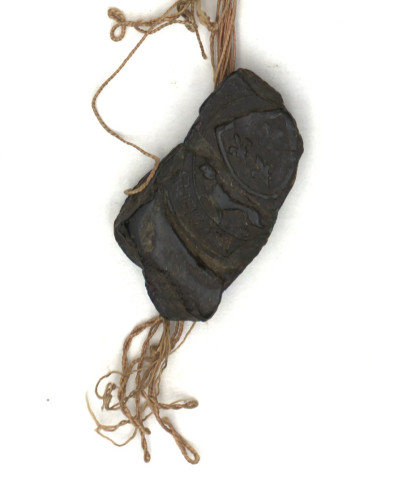 Charte de Jean II, duc d'Alençon en date du 5 décembre 1449, confirmant l'anoblissement de Jean du Mesnil et sa descendance, contresignée par Jean Le Beauvoisien, maître d'hôtel du duc d'Alençon, comte du Perche, vicomte de Beaumont et seigneur de La Guerche : parchemin, sceau brisé en cire brune sur lacs de soie rouge et brune.
