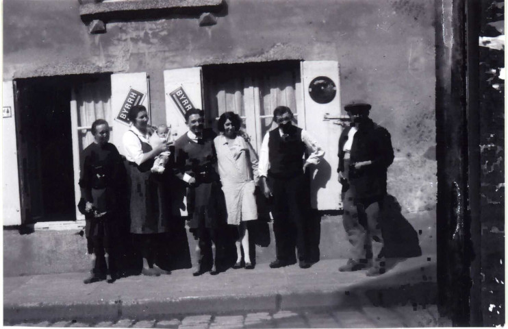 Charles, Juliette Féron, sa petite fille Denise Messager, Suzanne (fille aînée) et Léon Messager, les jumelles Charlette et Annette Féron, devant la salle du Café, photographie noir et blanc, 15.2x10, DR (1932?).