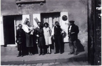 Charles, Juliette Féron, sa petite fille Denise Messager, Suzanne (fille aînée) et Léon Messager, les jumelles Charlette et Annette Féron, devant la salle du Café, photographie noir et blanc, 15.2x10, DR (1932?).