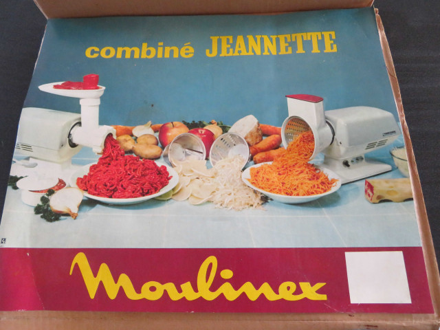 "Combiné Jeannette Moulinex", manche en bois jaune, avec carton, type RL1A avec carton, 16 pièces (plastique, métal, bois), (don de l'association Moulinex Jean Mantelet), AMA