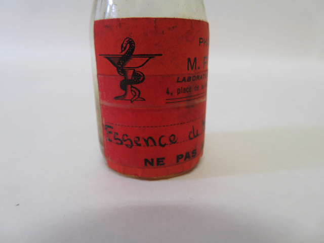 Flacons et bouteilles d'essences fines sans mélanges pour parfums et liqueurs.
