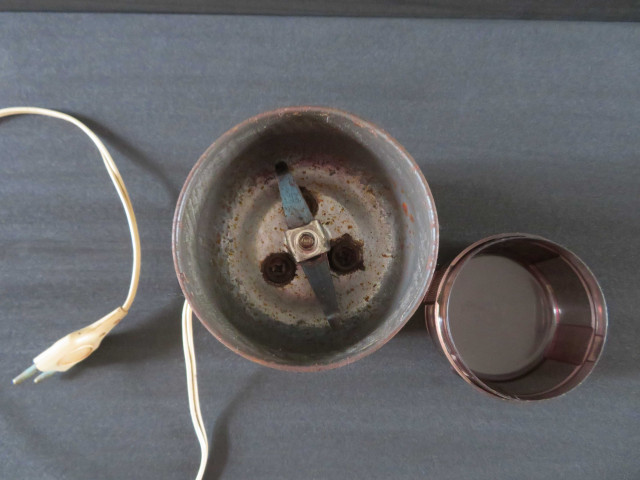 Moulin à café standard (années 1956-1960) (métal, plastique), Alençon Moulinex, (don de l'association Moulinex Jean Mantelet), AMA