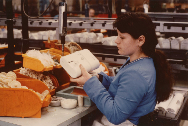 atelier de montage ouvre-boîtes, affûte-couteaux : lot de 2 photographies, couleur, Marie Claire Nageotte (13.2cm x 8.7cm).