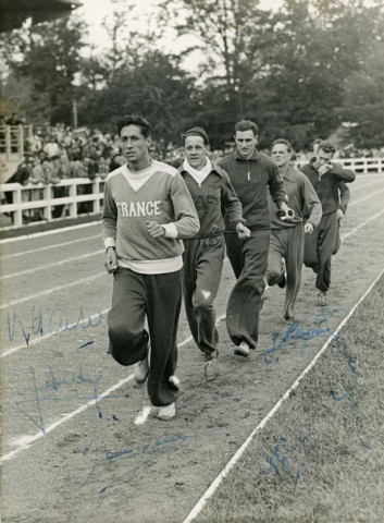 Equipe de France d'Athlétisme à Nantes (1er mai 1948), photographie noir et blanc dédicacée, DR, (cm x cm), collection particulière Negele Danielle, 2023, AMA.