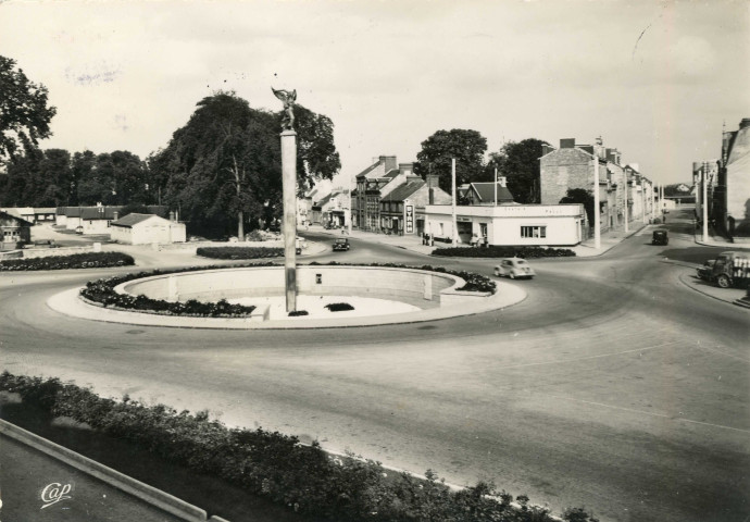 Alençon (Orne), place du Général de Gaulle, carte postale semi-moderne noir et blanc n °1831, édition CAP compagnie des arts photomécaniques, Réal-photo, (Date d'utilisation : 16 mai 1950) , (14,7x10,5), AMA.