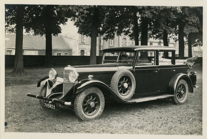 Exposition Panhard-Levassor dans la fabrique de voitures d'Albert Lemaître, landaulet 6DS (X66), carrossé par Letourneur et Marchand (années 1930), photographie noir et blanc, (17.7cm x 12cm), collection particulière établissements Lemaître, acquisition 2022, AMA.