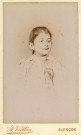 Portrait d'une petite fille prise de 3/4, studio, photographie noir et blanc, tirage albuminé, Alphonse Veillon, [1878-1905], acquisition 2022 .