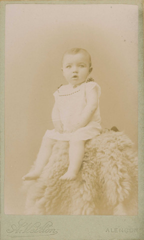 Bébé assis sur une fourrure, studio, photographie noir et blanc, tirage albuminé, Alphonse Veillon, [1878-1905], acquisition 2022 .