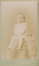Bébé assis sur une fourrure, studio, photographie noir et blanc, tirage albuminé, Alphonse Veillon, [1878-1905], acquisition 2022 .