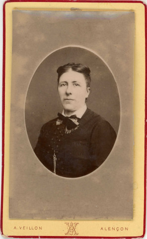Portrait d'une femme vue de face (médaillon), studio, photographie noir et blanc, tirage albuminé, Alphonse Veillon, [1878-1905], acquisition 2022 .